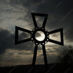 Krzyże i ławki na cmentarz